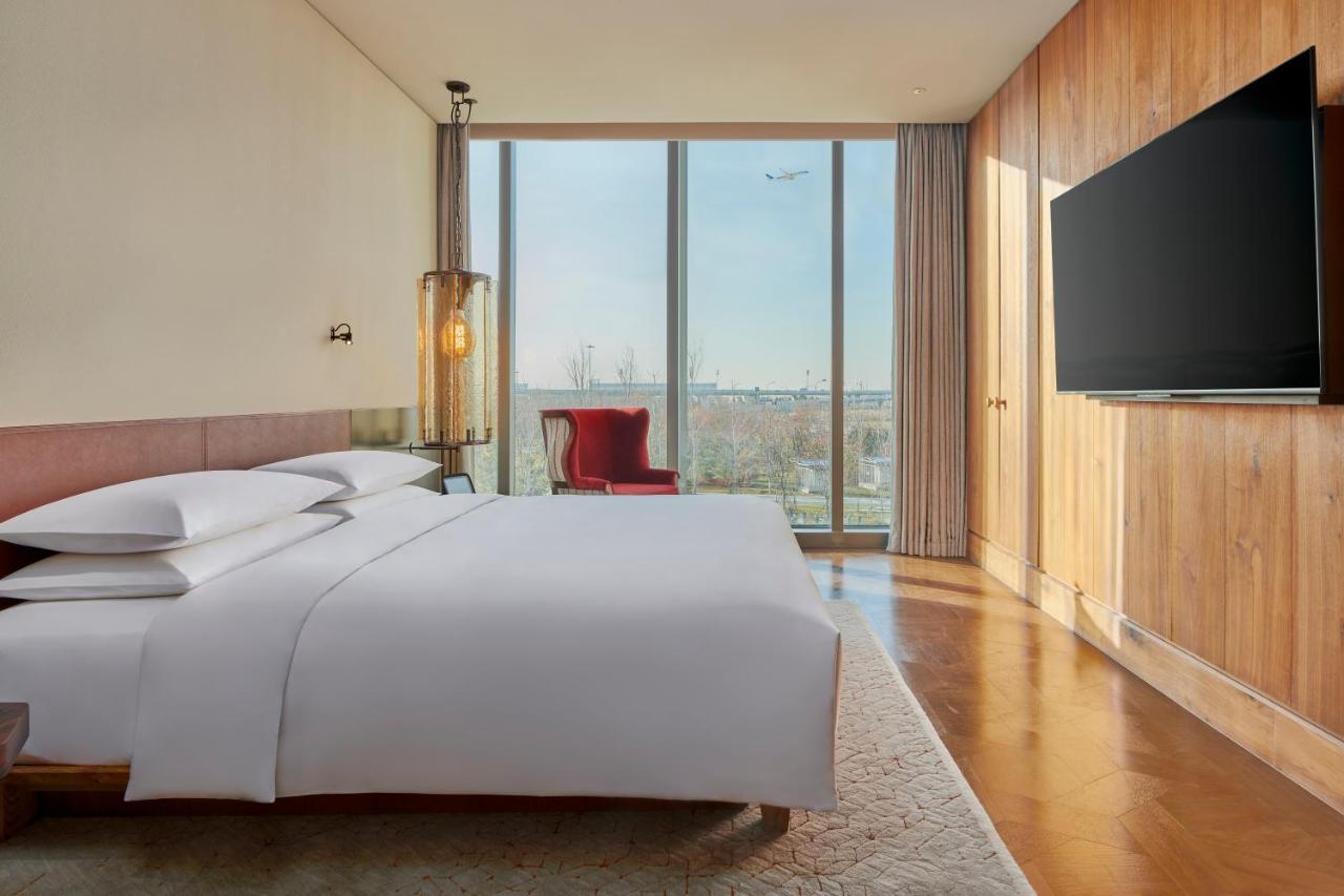 Mumian Beijing Daxing International Airport, Part Of Hyatt Hotel Екстериор снимка A guest room at the hotel